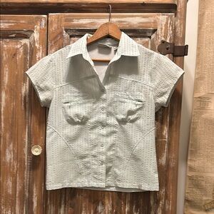 EMS snap enclosure, zippered front pockets, short sleeve hiking shirt